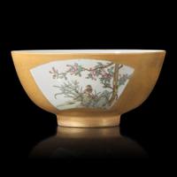 A Chinese Gold Ground Famille Rose Bowl, 20th Century — 近代 金地開光粉彩花鳥圖碗