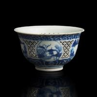 A Chinese Reticulated Blue and White Porcelain Small Bowl, Chongzhen Period 明崇禎 青花山水紋玲瓏盃