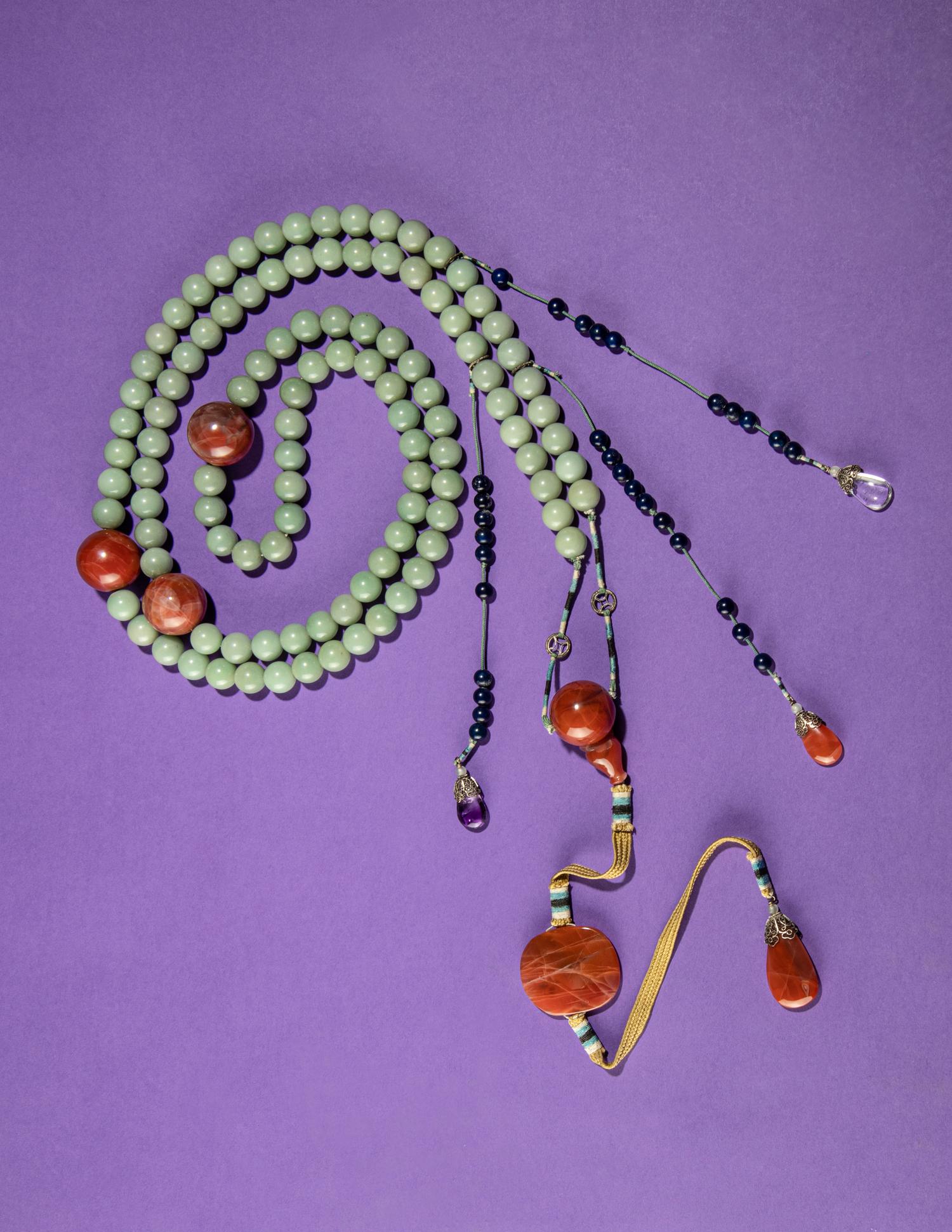 A Celadon Jade and Agate Court Necklace, Chaozhu