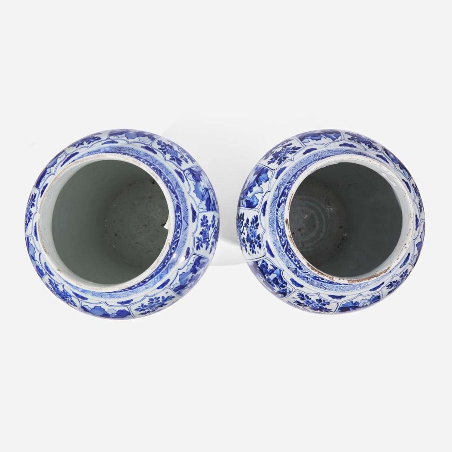 A pair of large Chinese blue and white porcelain jars and covers 青花帶蓋大罐一對 Kangxi period ? ??