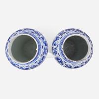 A pair of large Chinese blue and white porcelain jars and covers 青花帶蓋大罐一對 Kangxi period ? ??