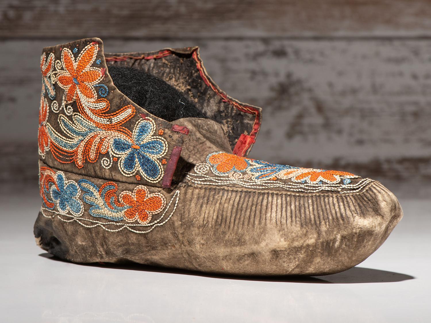 Huron Black-tanned Quilled Moccasin, Single