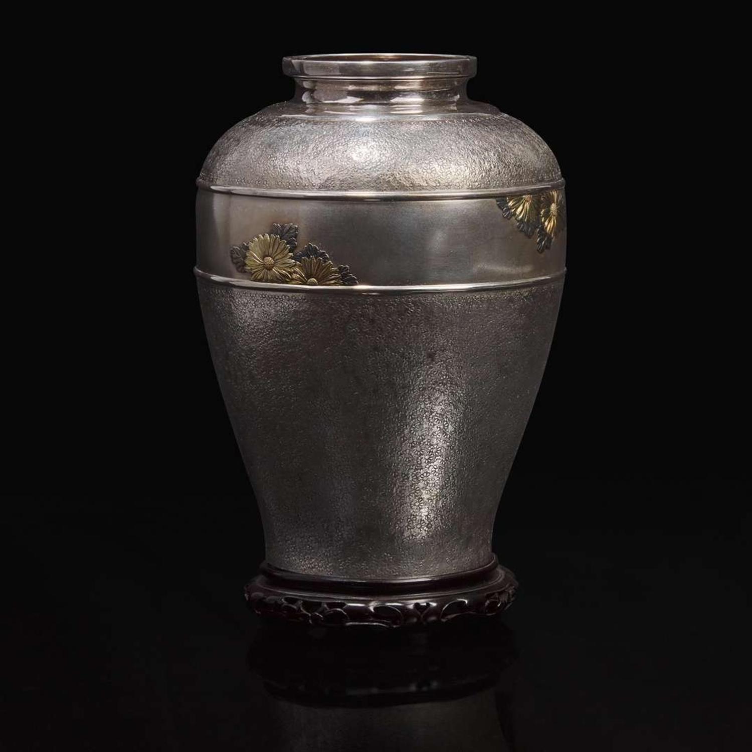 A Japanese silver and mixed metal vase with wood stand, Miyamoto Kinsei 日本银质合金花瓶以及木底座