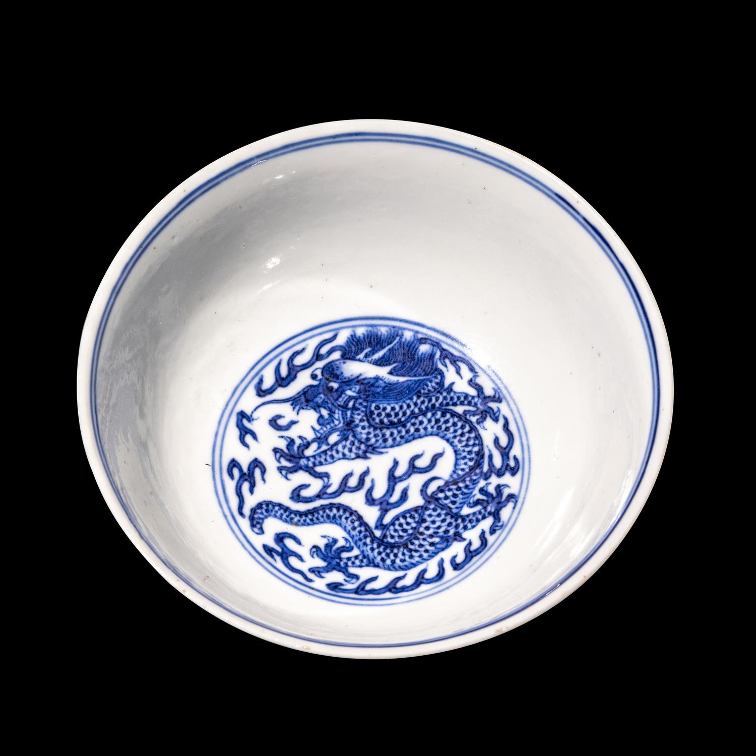 A Small Chinese Blue and White Porcelain 'Dragon' Bowl