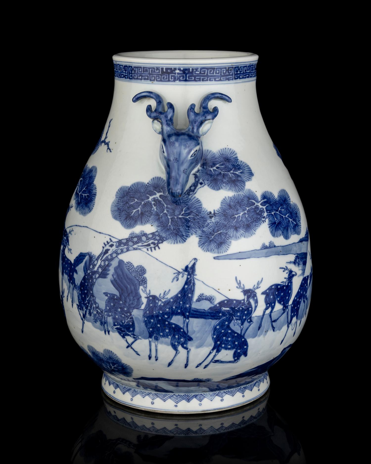 A Chinese Blue and White Porcelain 'Deer' Hu Vase