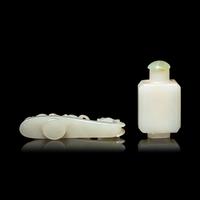 Two Chinese Pale Celadon Jade Scholar's Objects, 18th/19th Century 清中期 青白玉龍鈎及素面鼻烟壺
