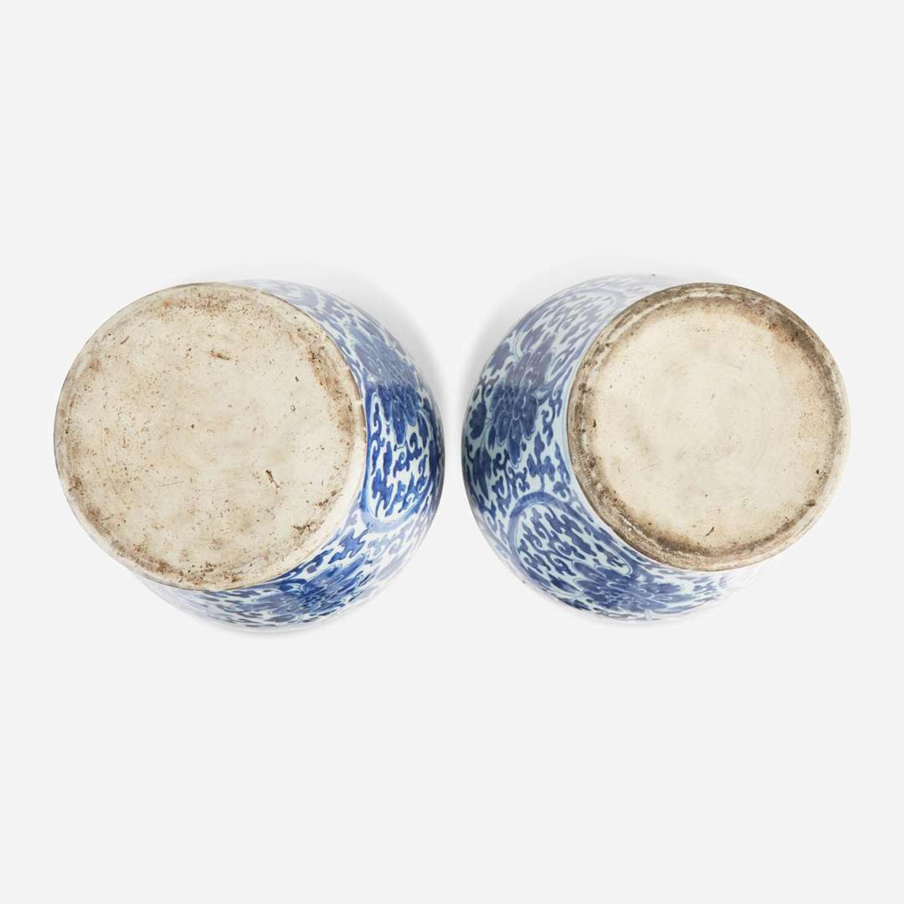 A pair of large Chinese blue and white porcelain jars and covers 青花大盖罐一对 Kangxi period ? ??