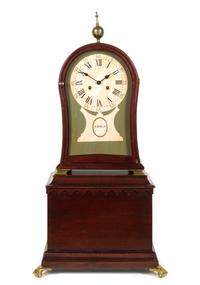 An American Mahogany Mantel Clock on Stand AFTER AARON WILLARD, 20TH CENTURY Height overall 33 inches. — AFTER AARON WILLARD, 20TH CENTURY