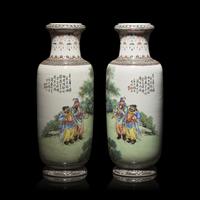 A Pair of Chinese Famille Rose 'The Three Visits to the Thatched Cottage' Porcelain Vases by Wang Xiliang (1922-2023) — 王錫良（1922-2023）1946年繪粉彩三顧茅廬棒槌瓶一對
