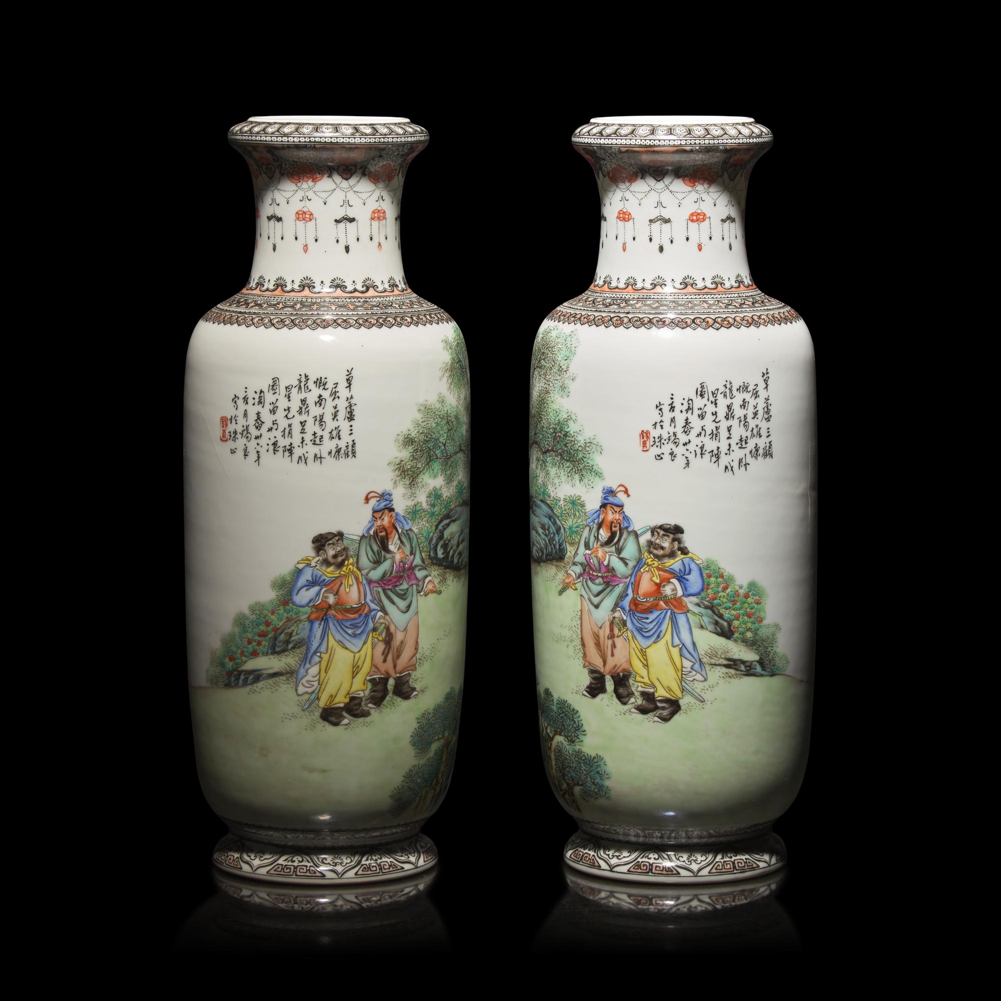 A Pair of Chinese Famille Rose 'The Three Visits to the Thatched Cottage' Porcelain Vases by Wang Xiliang (1922-2023) — 王錫良（1922-2023）1946年繪粉彩三顧茅廬棒槌瓶一對