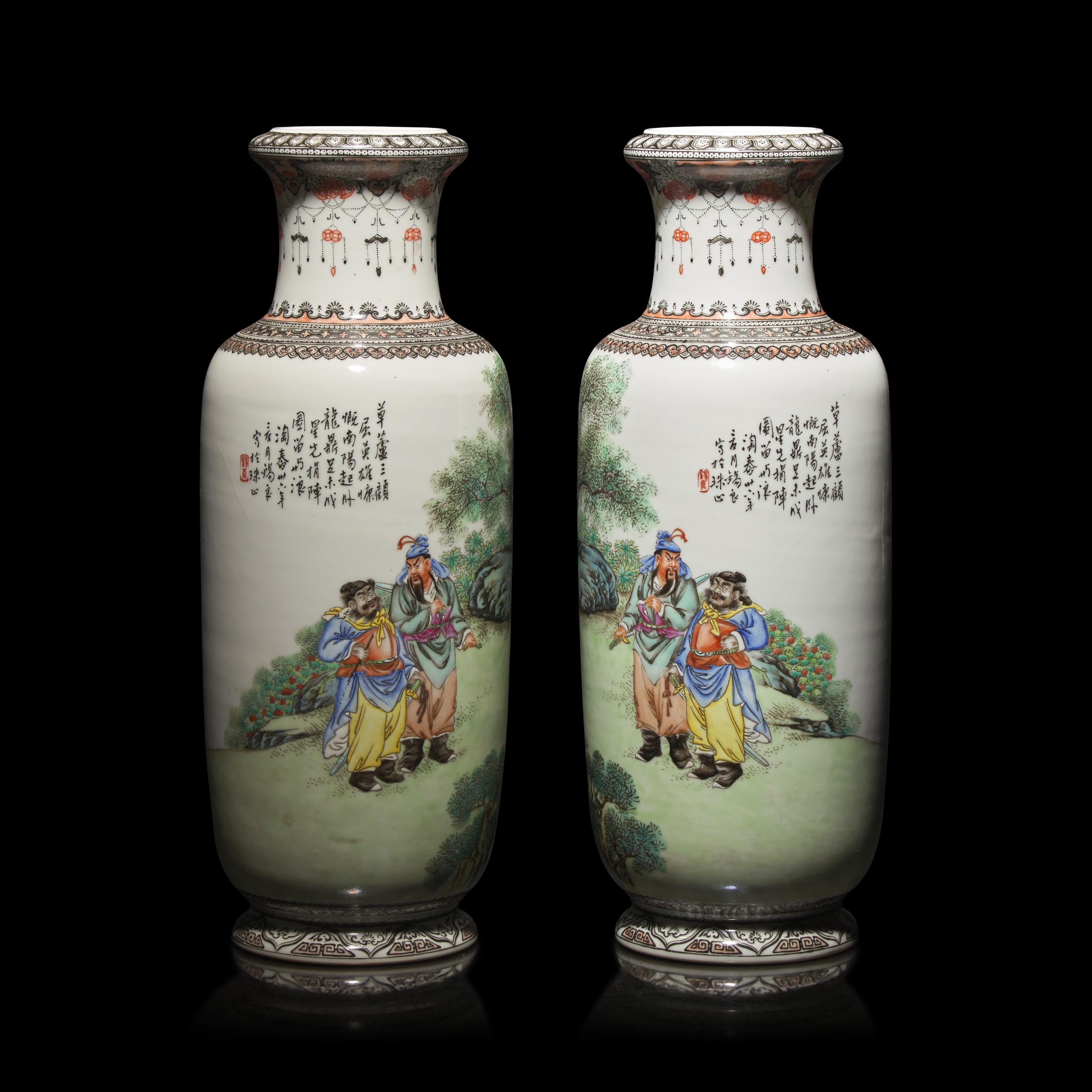 A Pair of Chinese Famille Rose 'The Three Visits to the Thatched Cottage' Porcelain Vases by Wang Xiliang (1922-2023) — 王錫良（1922-2023）1946年繪粉彩三顧茅廬棒槌瓶一對