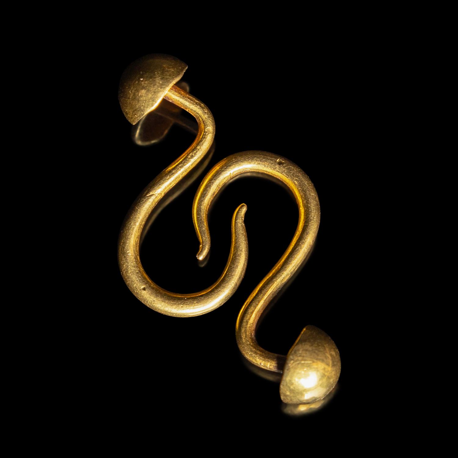 A Pair of Chinese Gold 'Clove' Earrings, Erhuan, Ming Dynasty 明 "周南記”釘頭金丁香耳環一對
