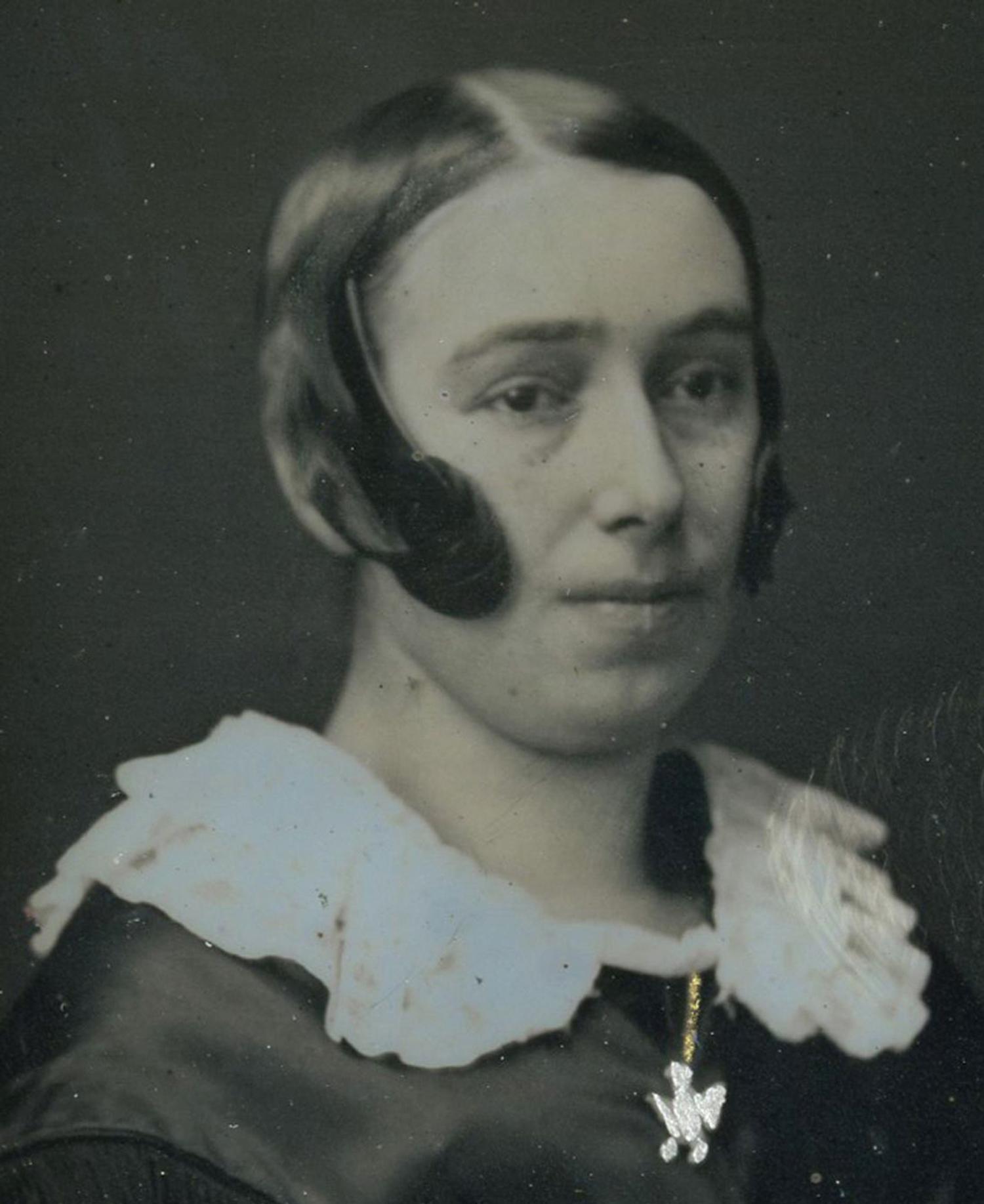 [Daguerreotpe] Woman Wearing Very Early Hearing Device