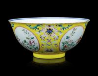 A Chinese Yellow Ground Famille Rose 'Medallion' Porcelain Bowl