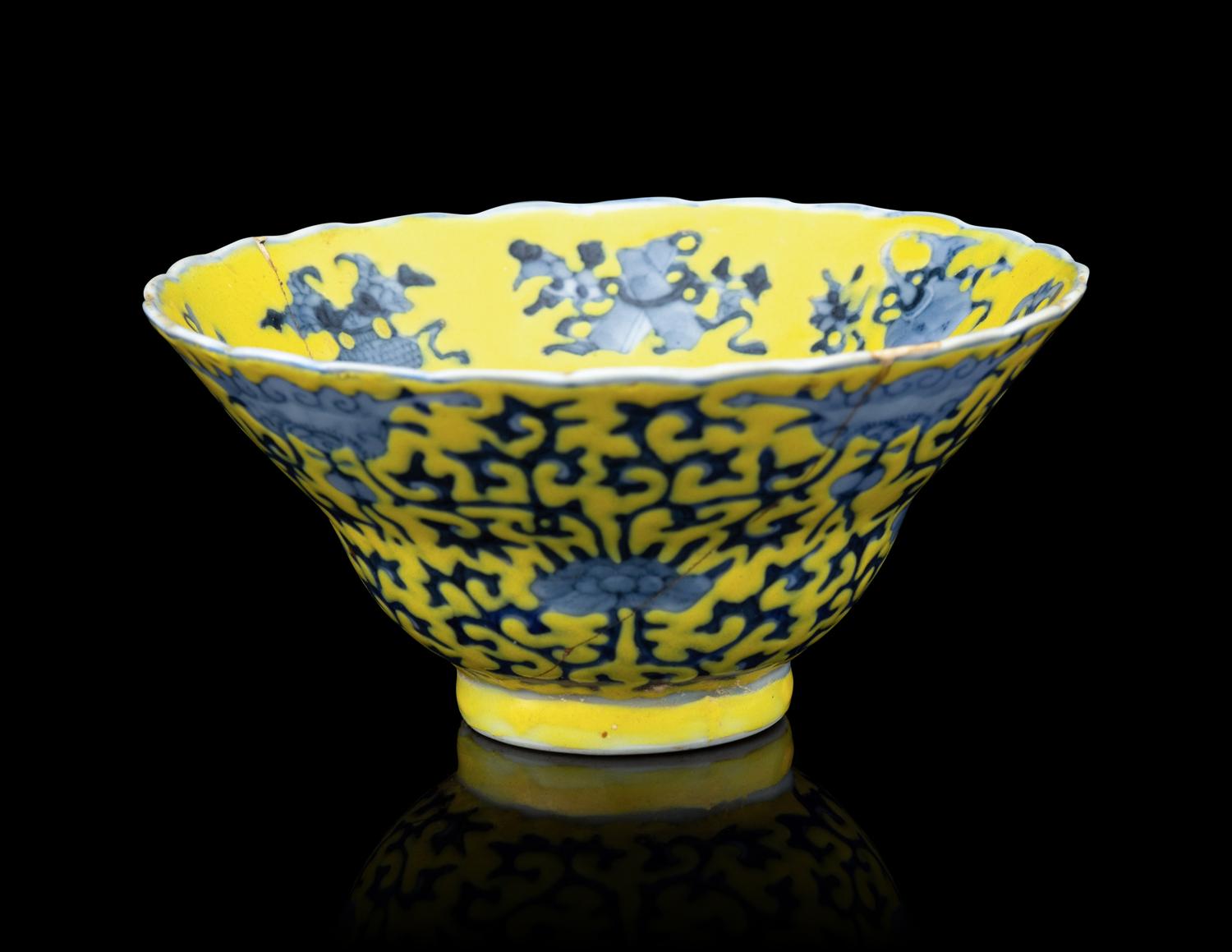 A Chinese Yellow Ground Blue and White Porcelain Ogee Cup