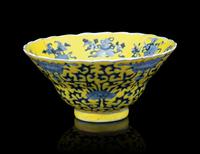 A Chinese Yellow Ground Blue and White Porcelain Ogee Cup