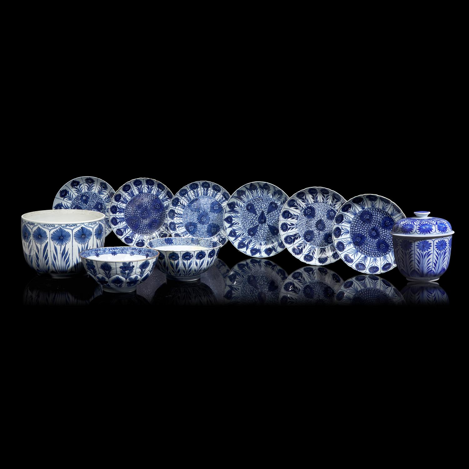 Two Chinese Export Blue and White Porcelain 'Asters' Jars and Eight Assorted Dishes and Bowls, Kangxi Period 清康熙 青花翠菊紋蓋罐、賞盤盤十件