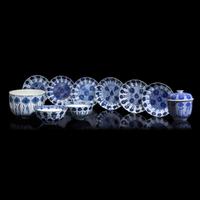 Two Chinese Export Blue and White Porcelain 'Asters' Jars and Eight Assorted Dishes and Bowls, Kangxi Period 清康熙 青花翠菊紋蓋罐、賞盤盤十件