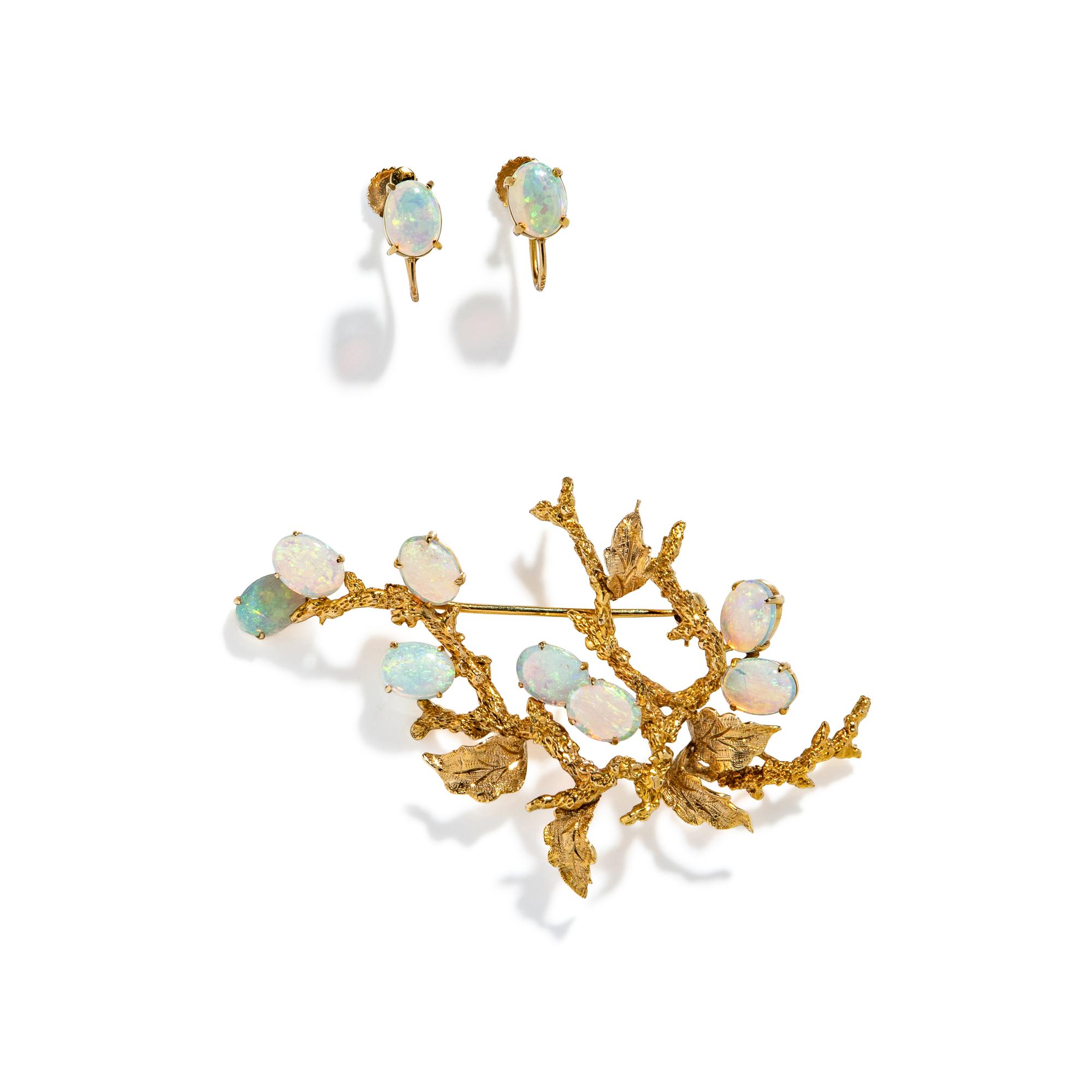 YELLOW GOLD AND OPAL EARRINGS AND BROOCH