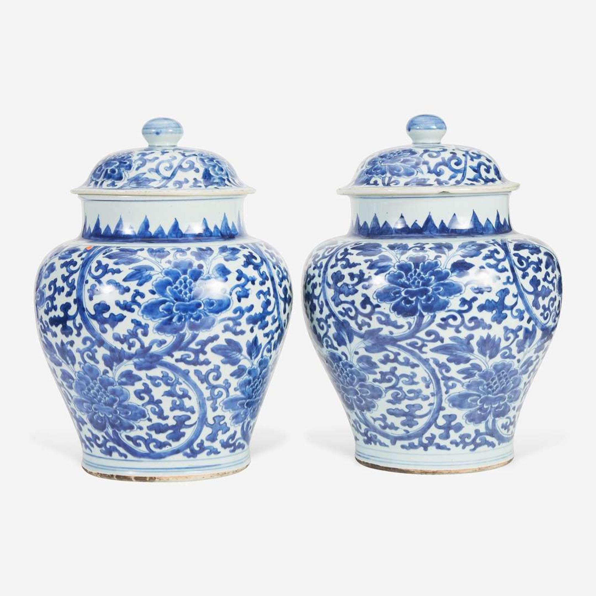 A pair of large Chinese blue and white porcelain jars and covers 青花大盖罐一对 Kangxi period ? ??