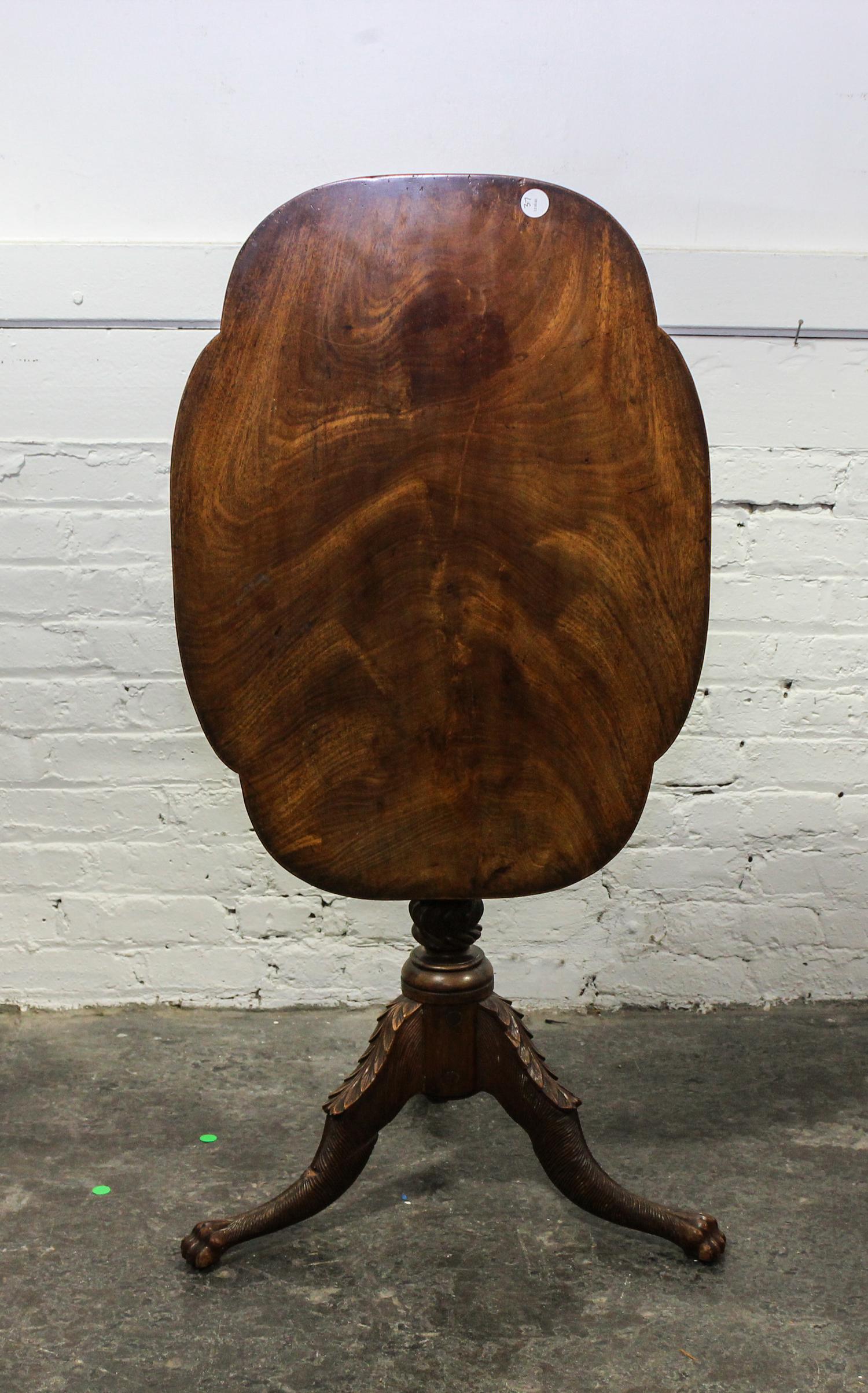 An American Classical Walnut Tilt-Top Occasional Table Height 27 1/4 x width 28 x depth 20 1/4 inches. — 19TH CENTURY
