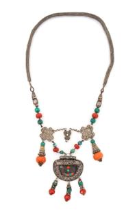 A Tibetan Coral, Malachite and Silver Necklace Length overall 22 1/4 inches. — LATE 19TH/EARLY 20TH CENTURY