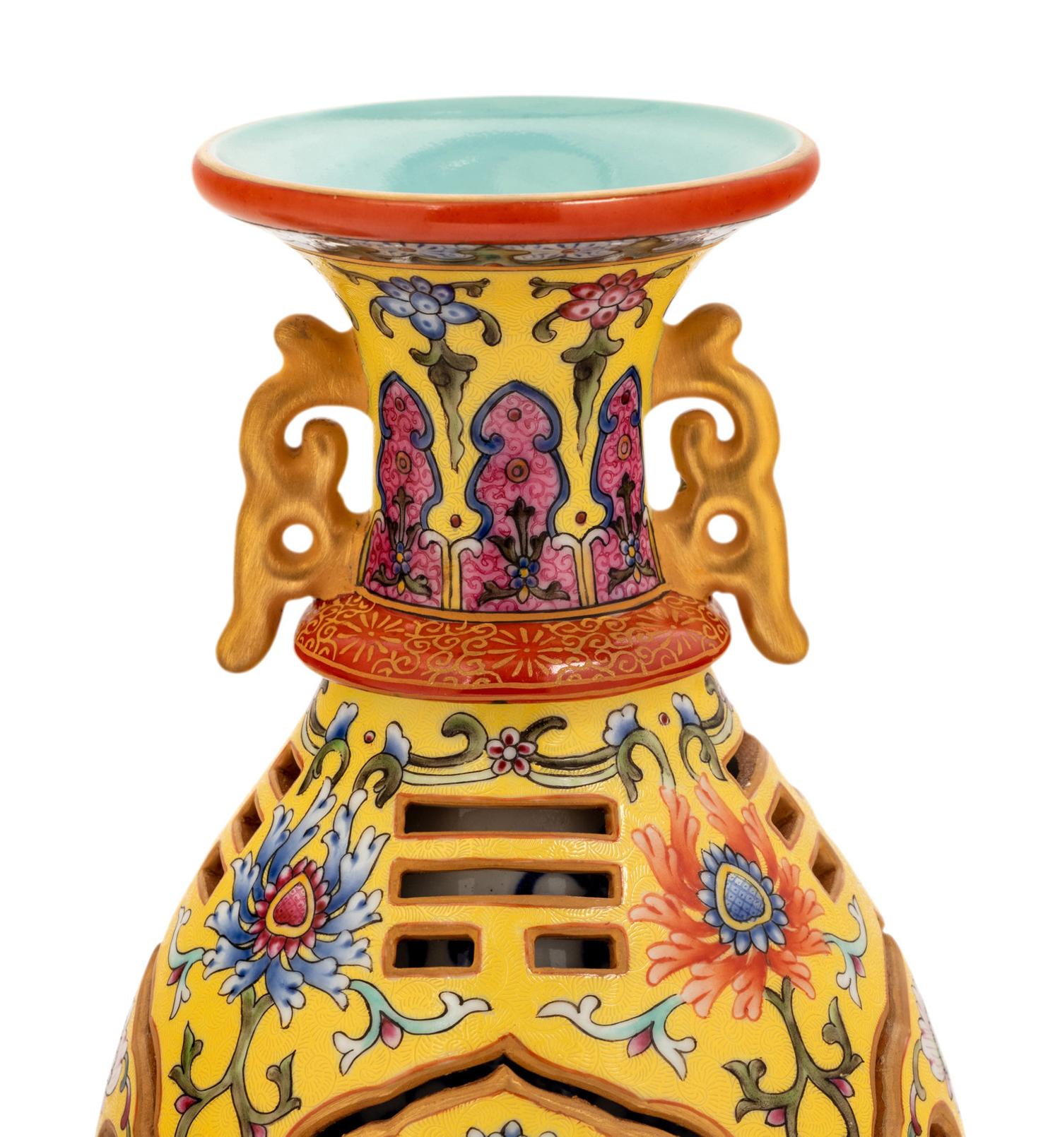 12 Chinese and Japanese Porcelain Vessels