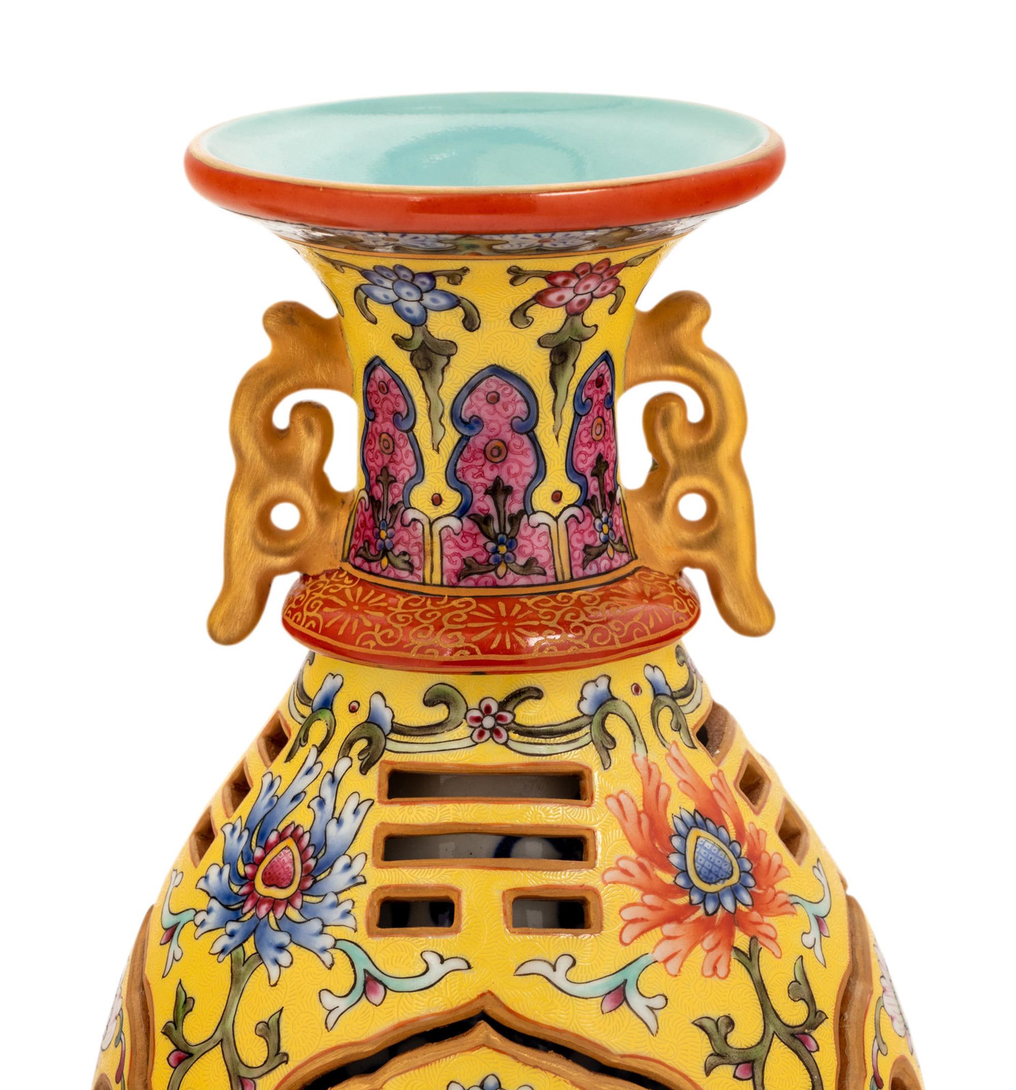12 Chinese and Japanese Porcelain Vessels