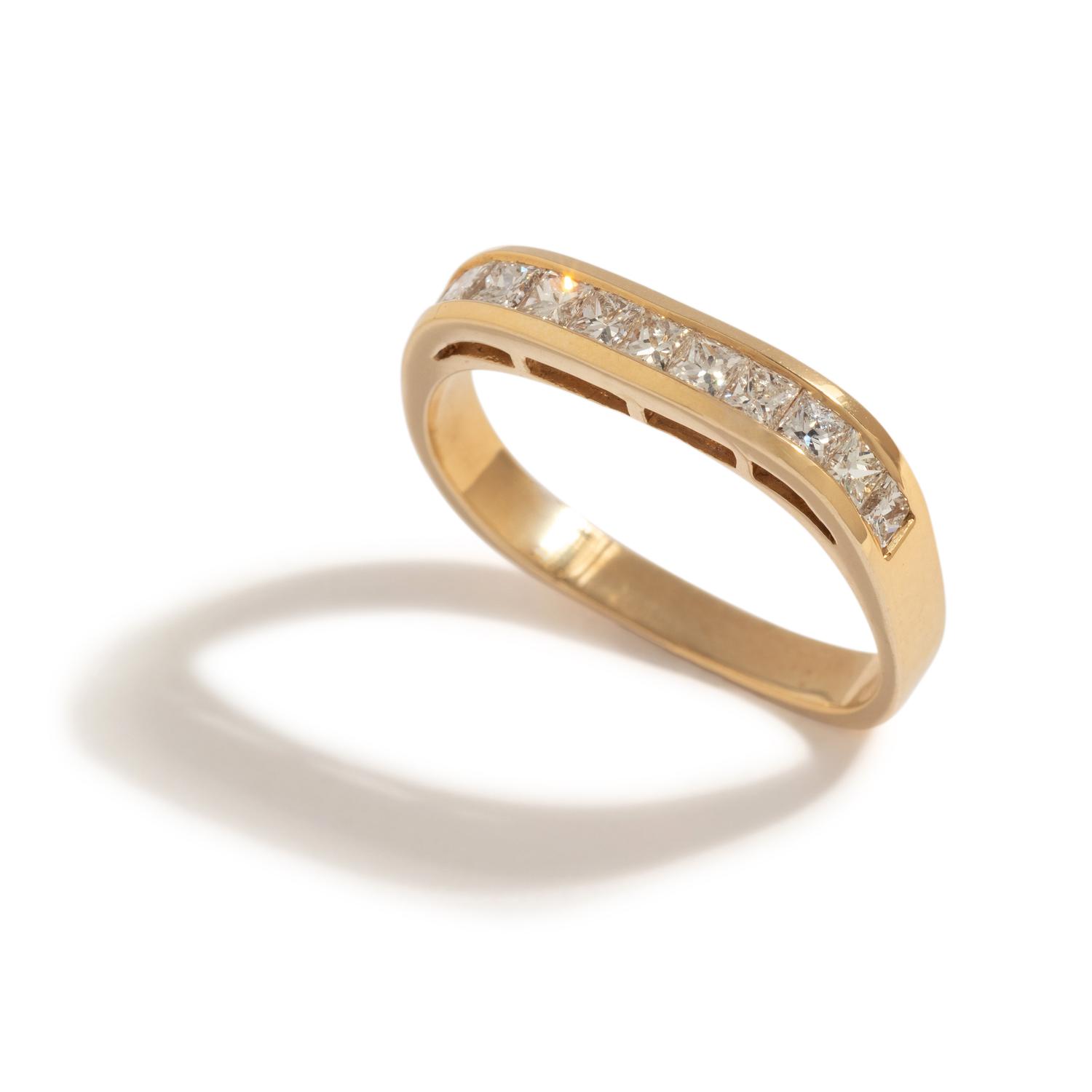 YELLOW GOLD AND DIAMOND RING