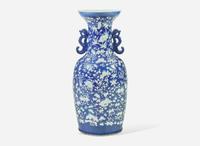 A very large Chinese blue ground white slip-decorated vase, mid 19th century 藍地白花貫耳瓶 十九世紀