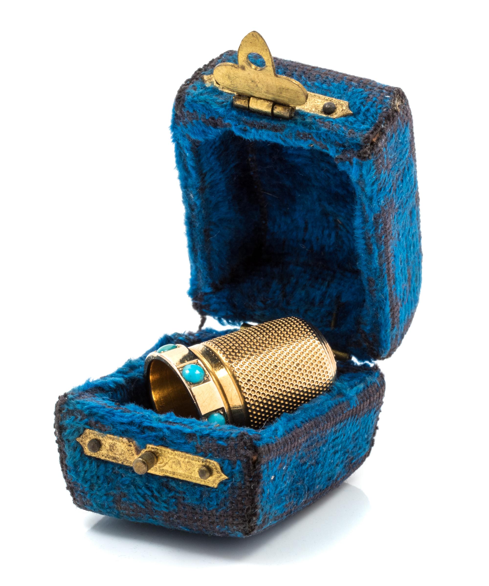 A Yellow Gold and Turquoise Thimble, , the knurled top and body above the base inset with turquoise cabochons.