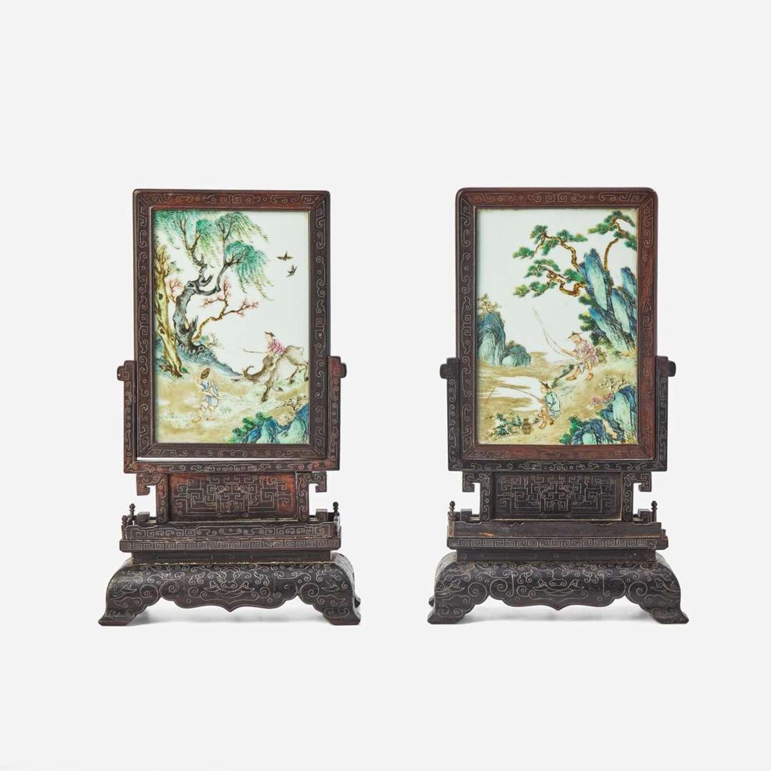 A pair of Chinese porcelain plaques with silver wire-inlaid wood stands 粉彩瓷板插屏一對 Late Qing to Republic period ?????