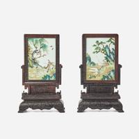 A pair of Chinese porcelain plaques with silver wire-inlaid wood stands 粉彩瓷板插屏一對 Late Qing to Republic period ?????
