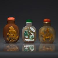 Three Chinese Carved Agate Snuff Bottles, Circa 18th-20th Century — 清中期-民國 瑪瑙巧雕鼻煙壺三支