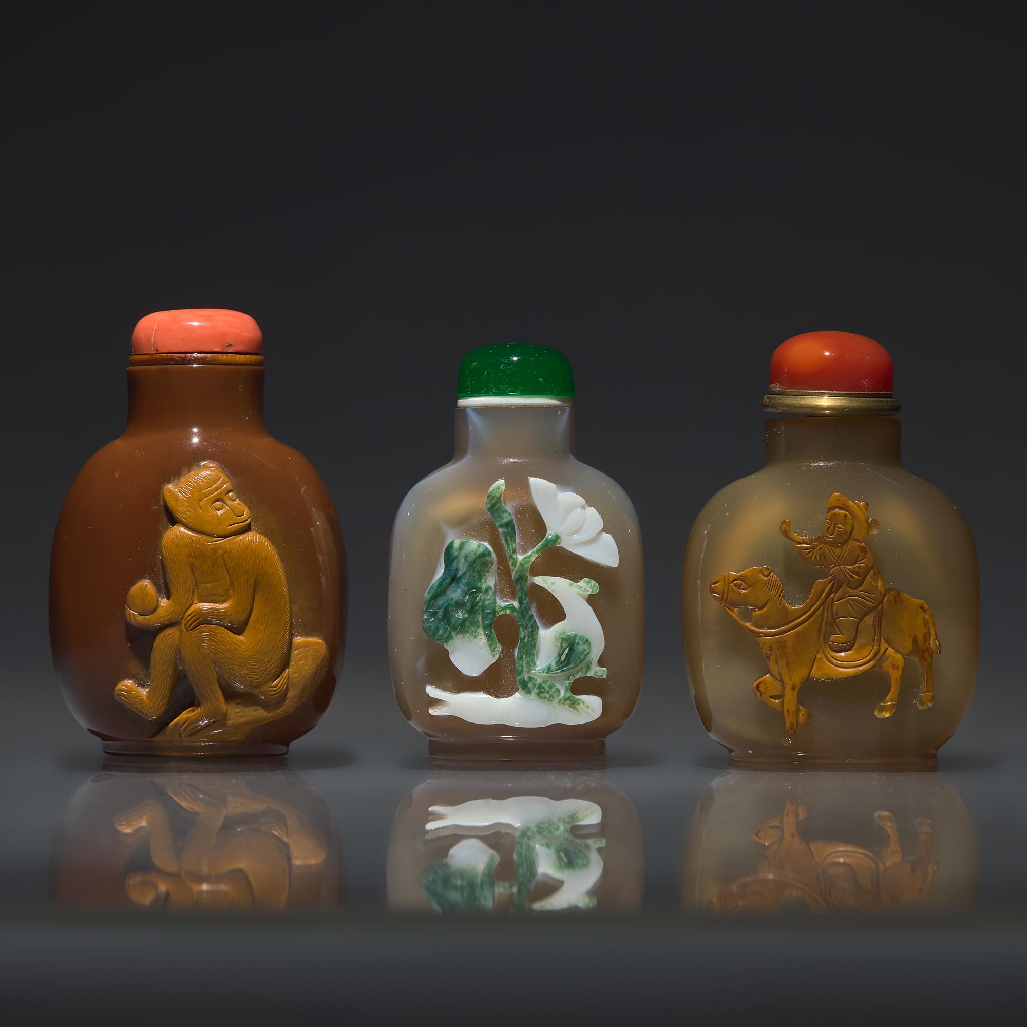 Three Chinese Carved Agate Snuff Bottles, Circa 18th-20th Century — 清中期-民國 瑪瑙巧雕鼻煙壺三支