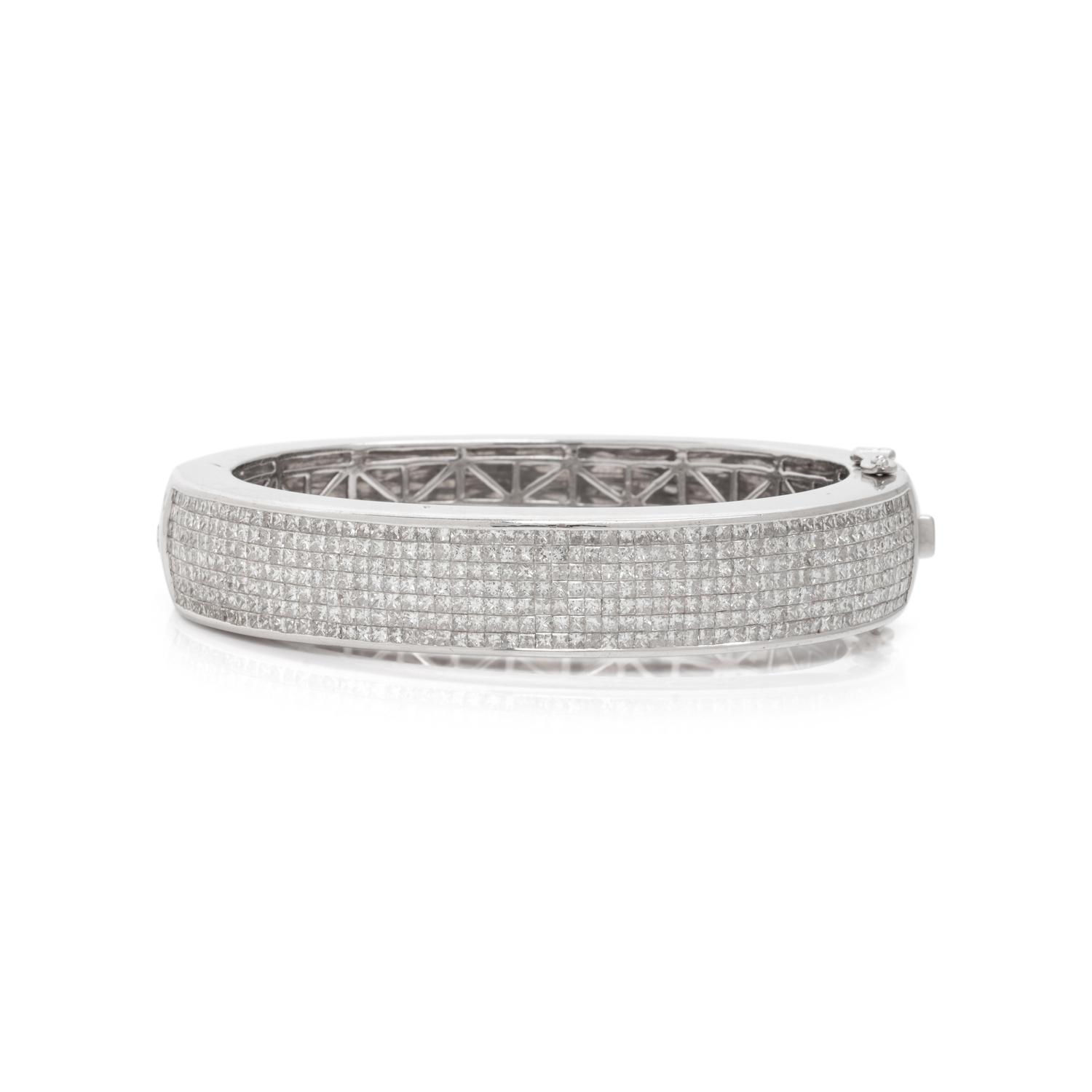 WHITE GOLD AND DIAMOND BANGLE BRACELET