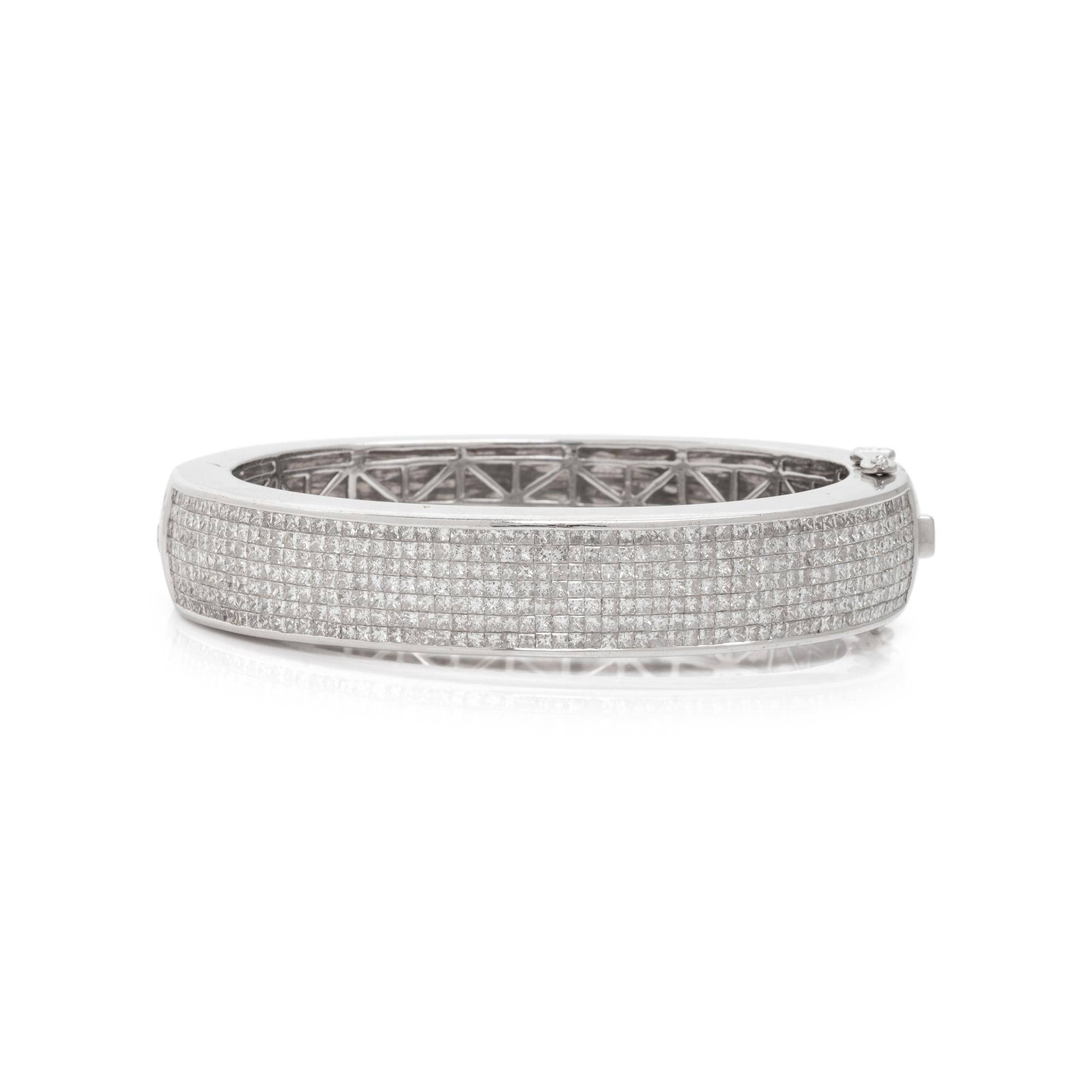 WHITE GOLD AND DIAMOND BANGLE BRACELET