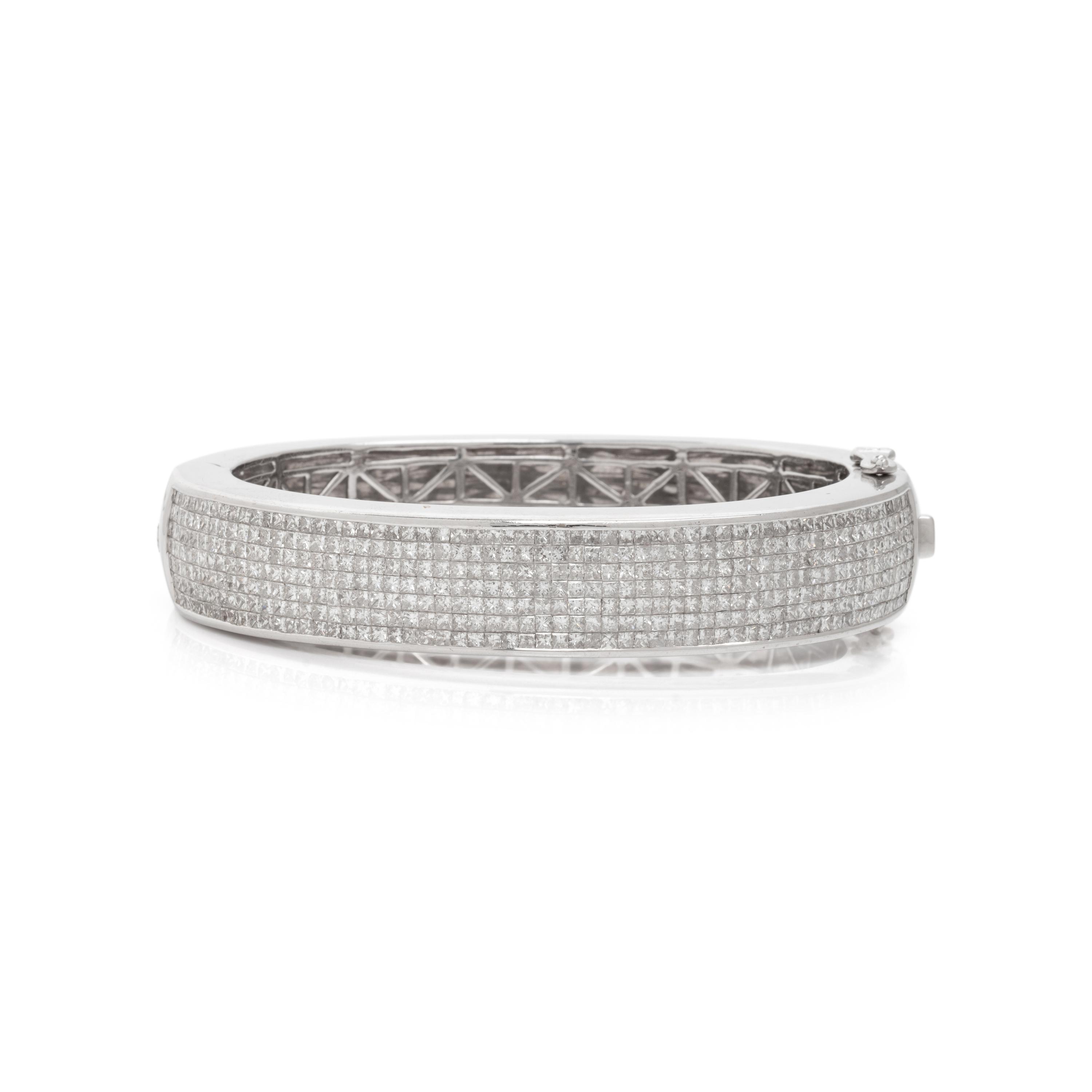 WHITE GOLD AND DIAMOND BANGLE BRACELET