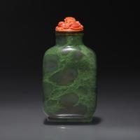 A Chinese Spinach Jade Snuff Bottle, Qing Dynasty, 19th Century — 清中期 碧玉素面鼻煙壺