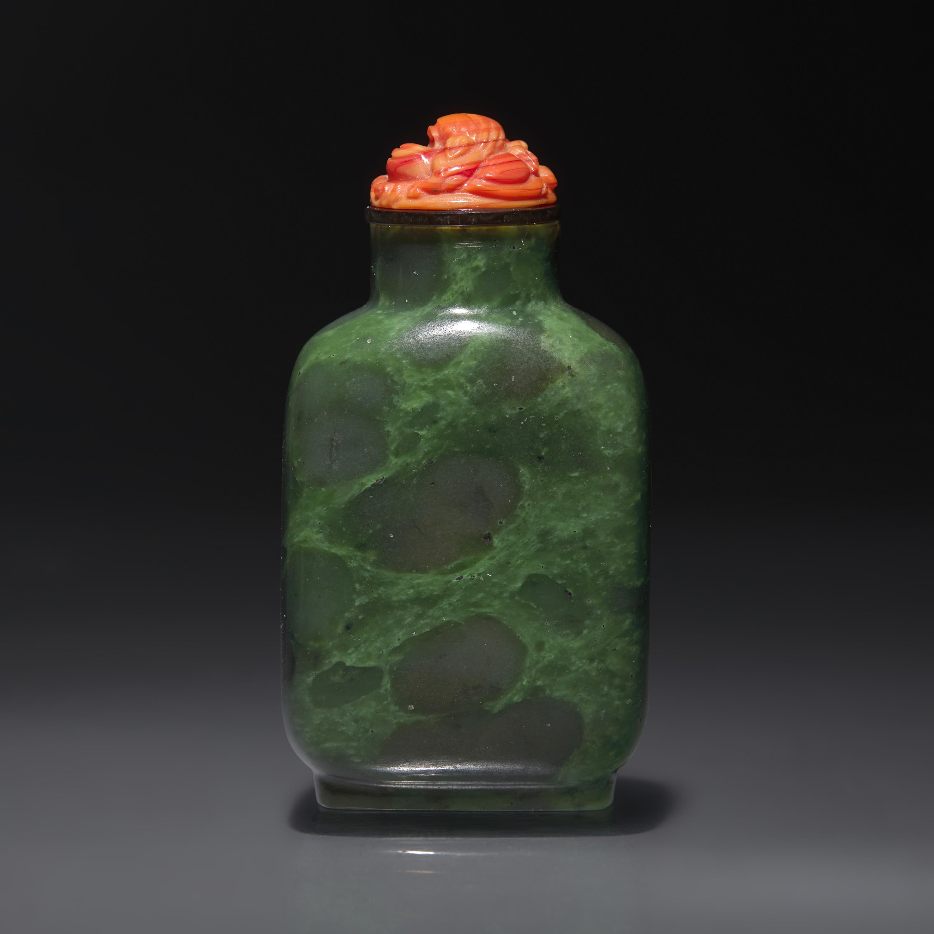 A Chinese Spinach Jade Snuff Bottle, Qing Dynasty, 19th Century — 清中期 碧玉素面鼻煙壺