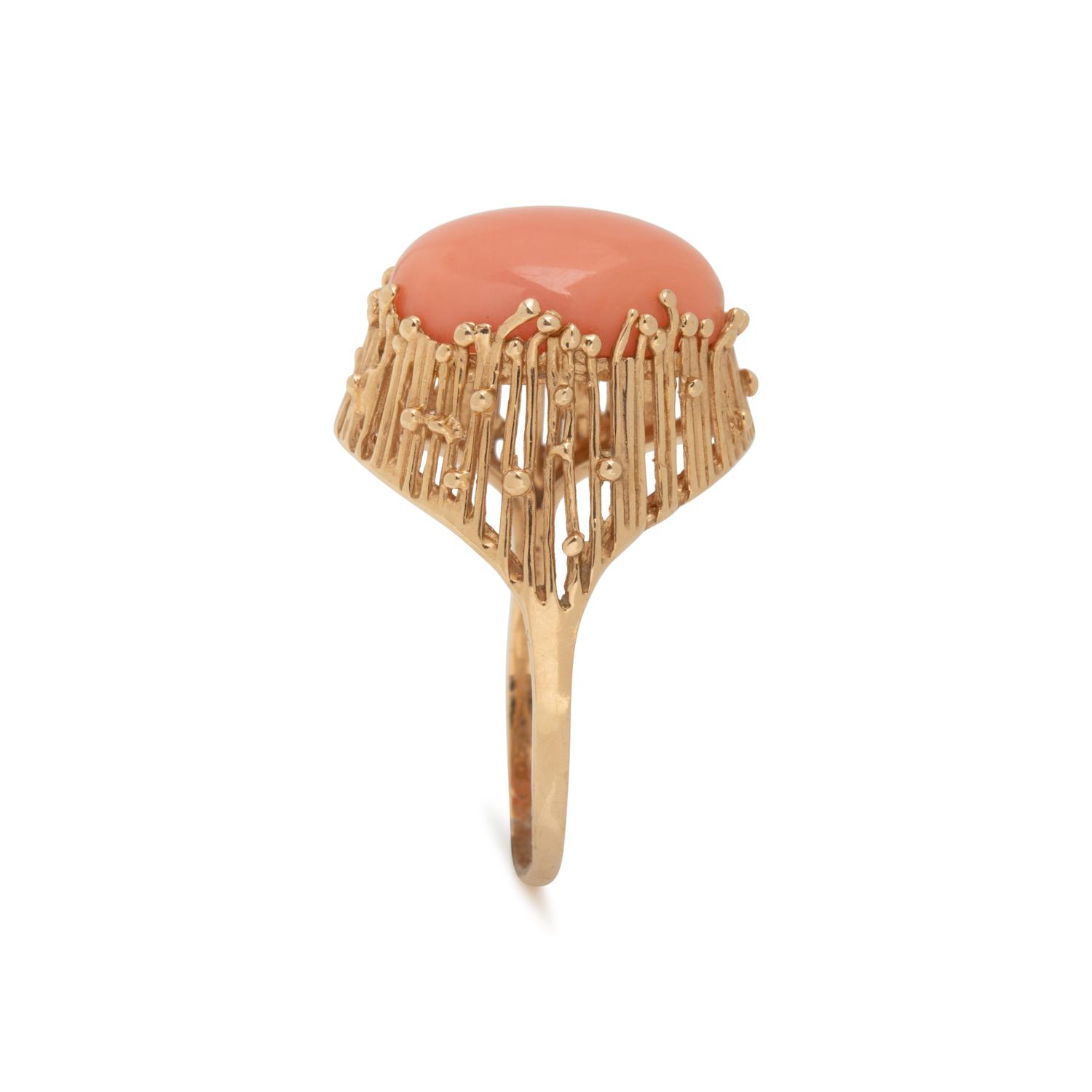YELLOW GOLD AND CORAL RING