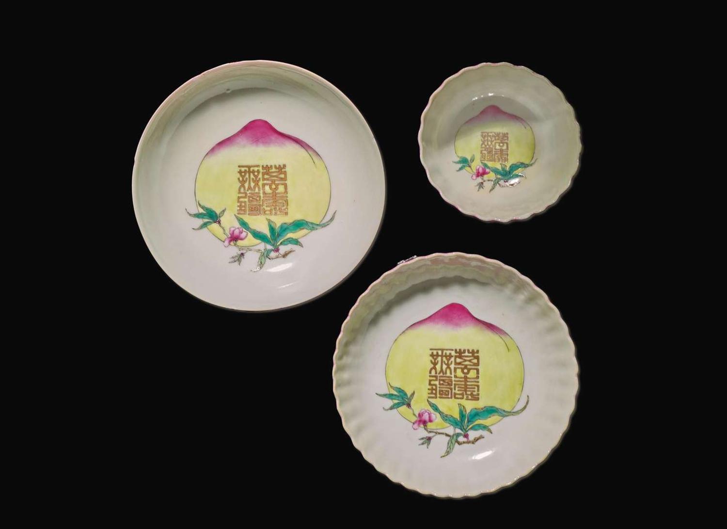 A Chinese ruby-back porcelain "Wan Shou Wu Jiang" "Peach" tea bowl and two saucers, Possibly 18th century 萬壽無疆茶杯及兩小碟 或十八世紀
