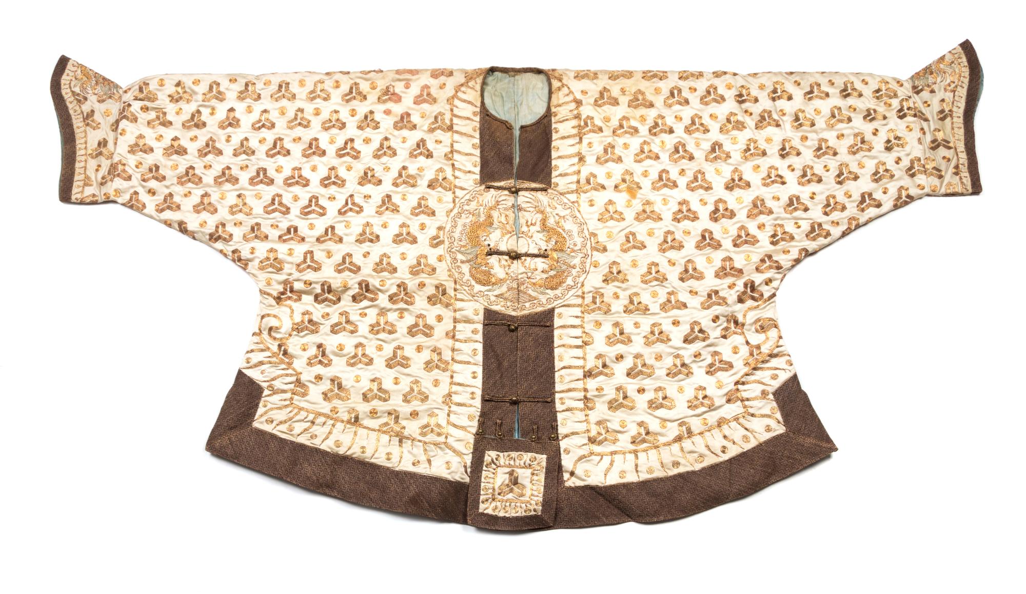 An Embroidered Silk Men's Riding Jacket, Magua Width 70 inches. — LATE QING DYNASTY