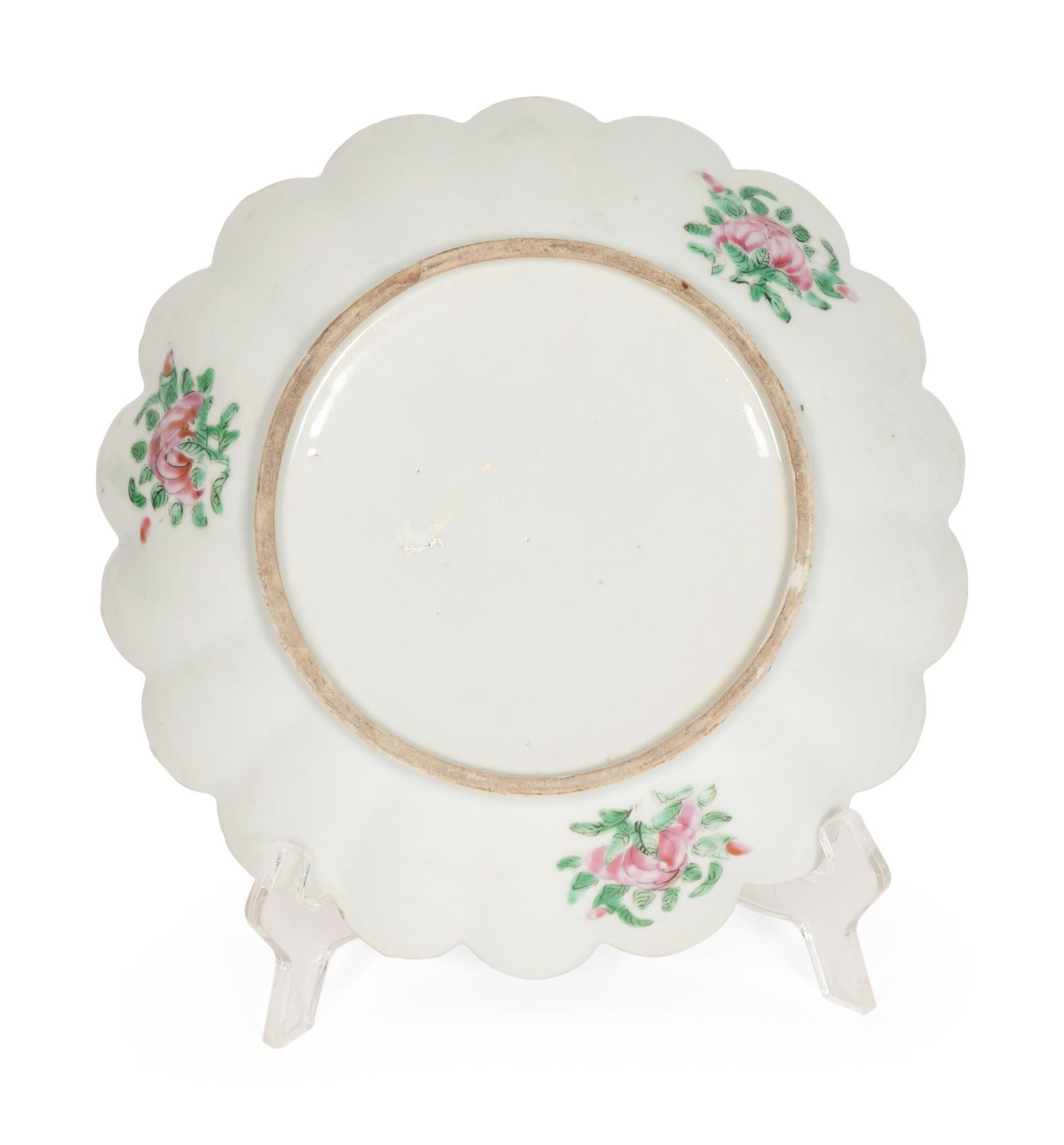 A Chinese Export Famille Rose Porcelain Plate with Scalloped Rim