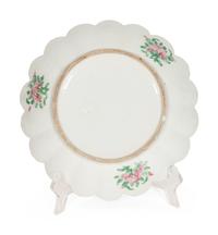 A Chinese Export Famille Rose Porcelain Plate with Scalloped Rim