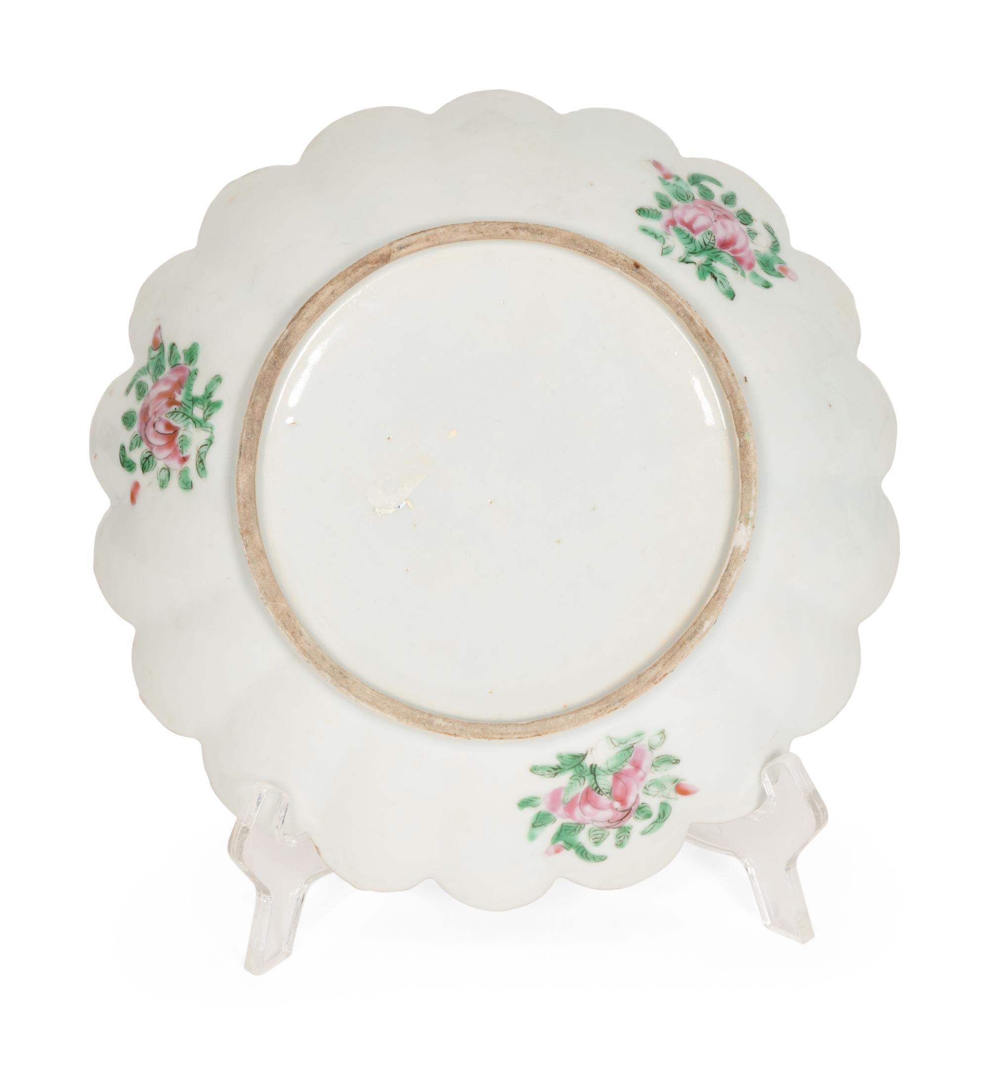 A Chinese Export Famille Rose Porcelain Plate with Scalloped Rim