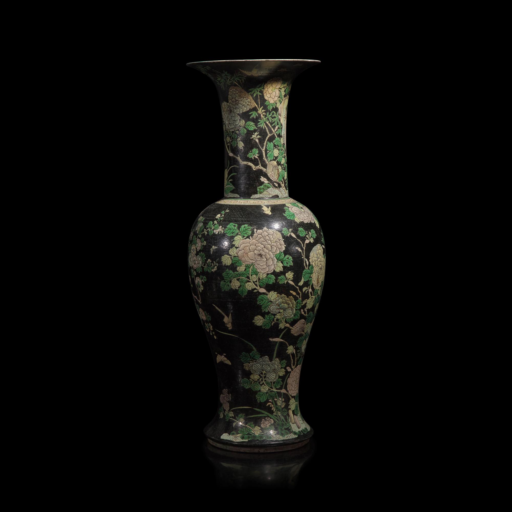 A Large Chinese Famille Noire Porcelain Yenyen Vase, Late 19th Century — 清晚期 素三彩大觀音瓶