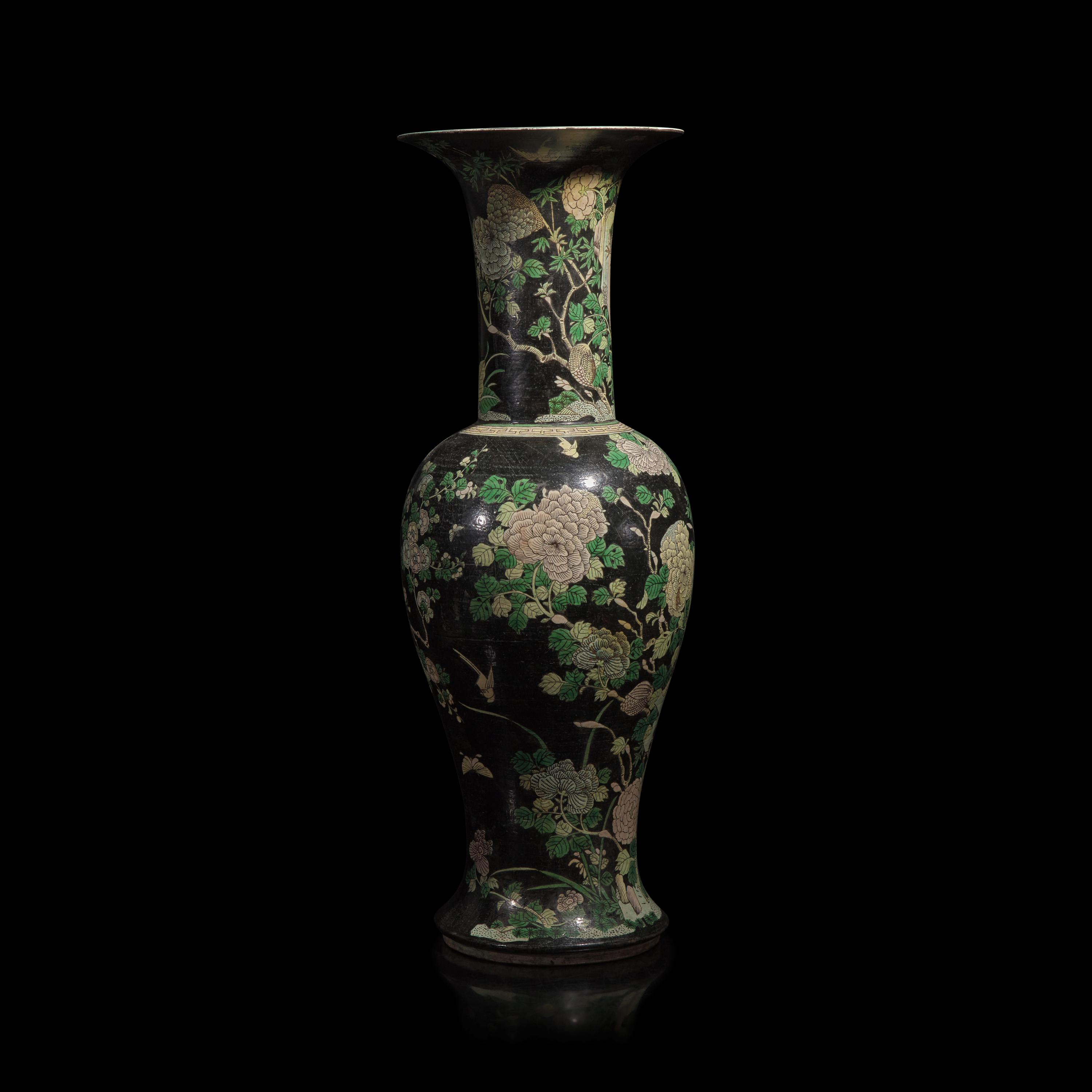 A Large Chinese Famille Noire Porcelain Yenyen Vase, Late 19th Century — 清晚期 素三彩大觀音瓶