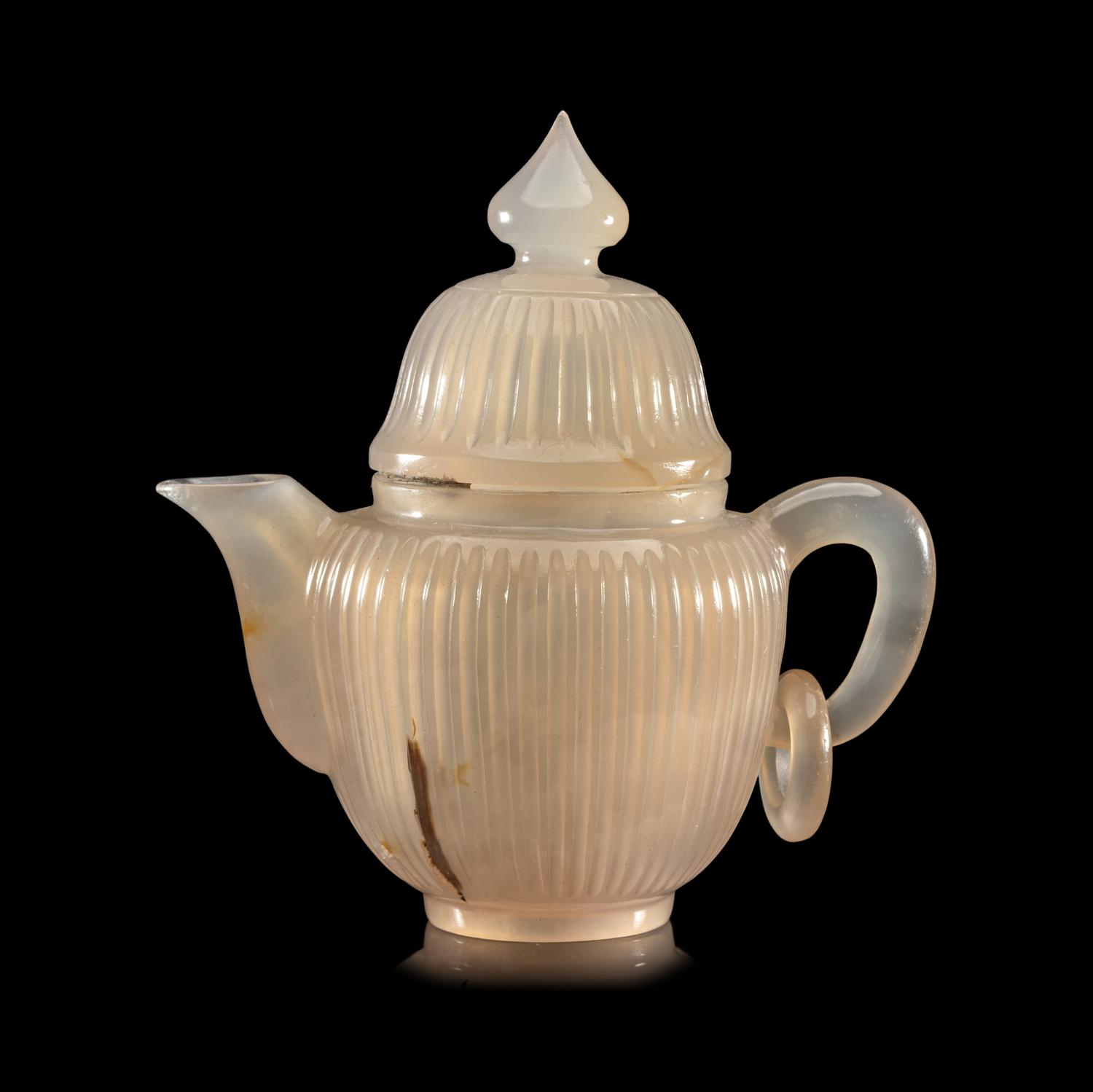 A Carved Agate 'Chrysanthemum' Covered Wine Pot, Possibly 19th Century 或為清晚期 瑪瑙菊瓣紋壺