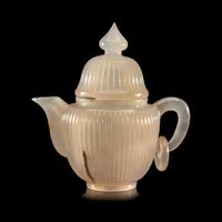A Carved Agate 'Chrysanthemum' Covered Wine Pot, Possibly 19th Century 或為清晚期 瑪瑙菊瓣紋壺